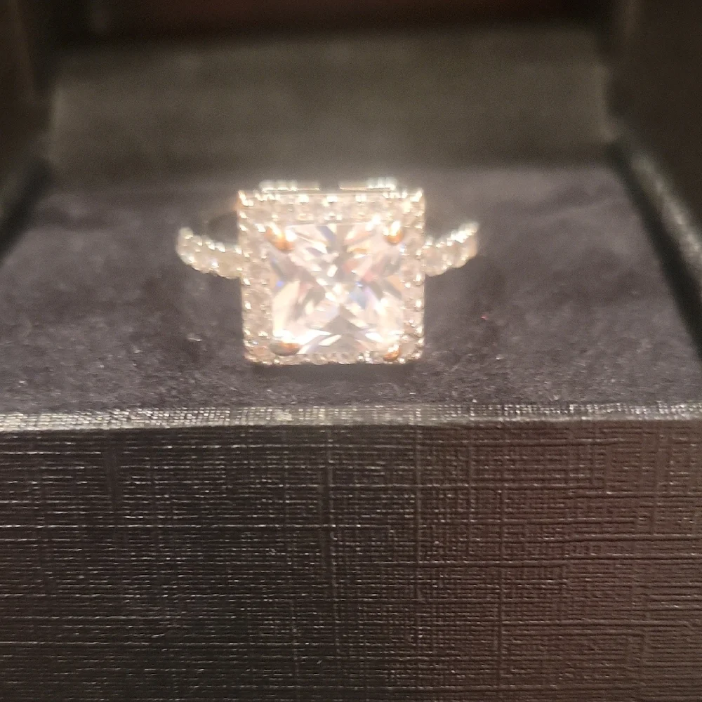 Elegant Silver Square-Cut Ring - Picture 3 of 5